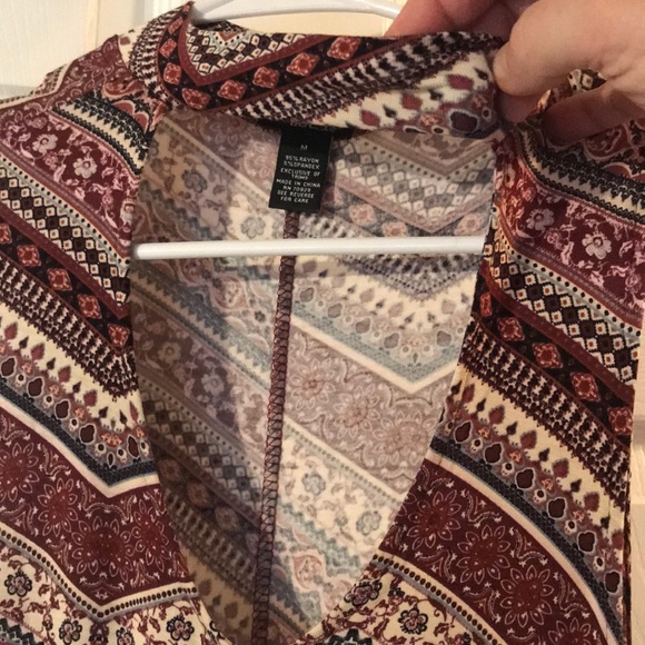 Short dress w/ open neckline; Adorable and class - Picture 3 of 4